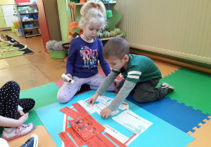 Dzieci tworzą makietę mapy Polski.