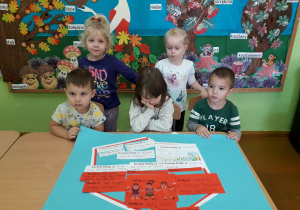 Dzieci prezentują wykonaną mapę Polski.