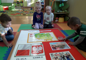 Dzieci tworzą tablicę tematyczną "Polska moja ojczyzna".