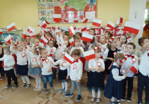 Dzieci trzymające flagi biało-czerwone