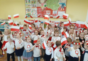 Przedszkolaki śpiewające pieśni patriotyczne
