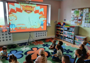 Przedszkolaki oglądające prezentację multimedialną "Niepodległa Polska"