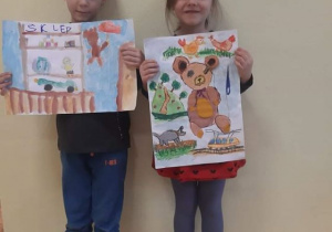 Dzieci prezentujące prace plastyczne na konkurs plastyczny "Miś - mój ulubiony bohater literacki"