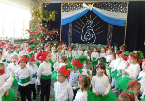 Dzieci śpiewające kolędę