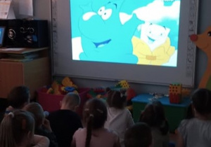 Przedszkolaki oglądają film edukacyjny "Woda jest wokół nas".