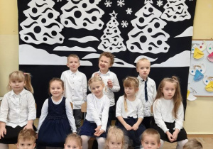 Grupa 3,4,5-latków na tle świąteczno-zimowej dekoracji