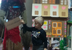 Zdjęcie dziecka trzymającego list.