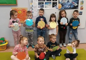 "Planety" - praca plastyczna wykonana przez dzieci.