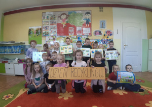 Dzieci z grupy 5-6 latków prezentujące plakaty