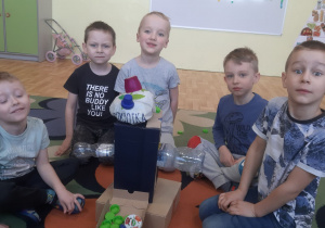 Dzieci ze zrobionym Eko-ludkiem z odpadów