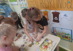 Dzieci układające puzzle na czas