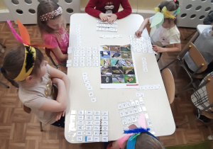 Dzieci z grupy 5-6 latków układają nazwy ptaków z liter