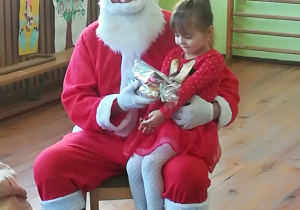 Zdjęcie dziewczynki z Mikołajem.