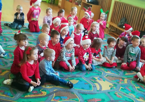 Dzieci czekają na Świętego Mikołaja.
