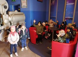 Dzieci w kinie Górnik w Łęczycy