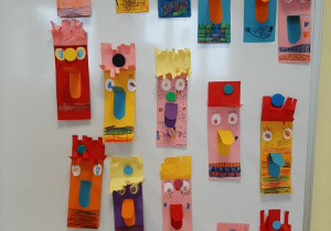 Wystawa przedstawiająca kolorowe zakładki do książek wykonane przez dzieci z grupy 3,4,5 latków.