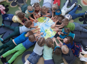 Dzieci podczas zabawy z makietą planety Ziemi