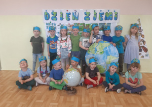 Zdjęcie grupowe dzieci z młodszej grupy w dniu Ziemi
