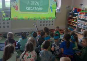 Przedszkolaki oglądając prezentację multimedialną