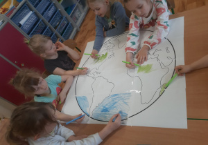 Dzieci kolorują planetę Ziemię