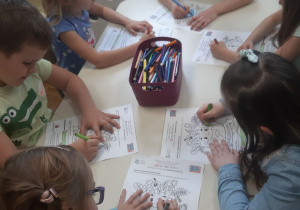 Dzieci z grupy 5-6 latków kolorują obrazek w ramach akcji Dzieci uczą rodziców