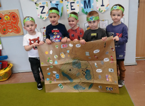 Dzieci z grupy młodszej prezentują plakat na Dzień Ziemi