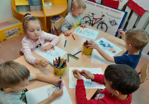 Dzieci z grupy 3-4 latków kolorują obrazek z krasnoludkiem