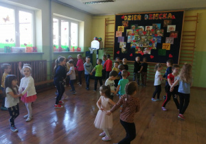 Przedszkolaki w czasie tańca na holu przedszkolnym