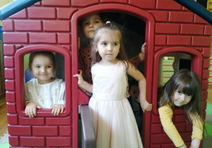 Dziewczynki z młodszej grupy podczas zabawy w domku