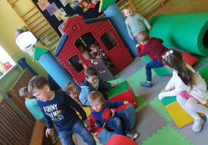 Przedszkolaki w czasie zabaw na holu przedszkolnym