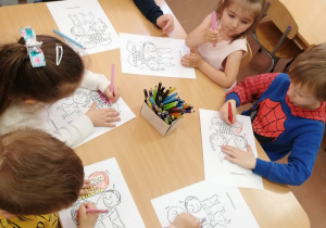 Kolorowanie tematycznych rysunków przez dzieci