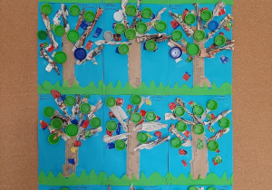 Wystawa prac dzieci z grupy 3,4,5 latków przedstawiająca drzewa wykonane z eko - odpadów: tektury, papierków po cukierkach, kolorowych plastikowych nakrętek.