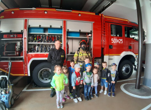 Dzieci z grupy 3-4 latków na tle wozu strażackiego
