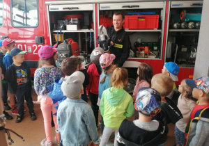 Dzieci podczas prezentacji wyposażenia wozu strażackiego