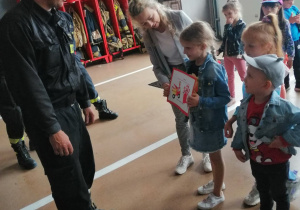 Dzieci składające podziękowania panu strażakowi