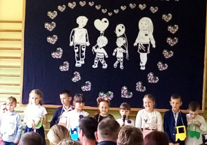 Dzieci z grupy 5-6 latków podczas prezentacji wierszy na tle dekoracji