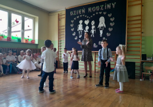 Dzieci z grupy młodszej w układzie tanecznym
