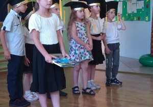 Absolwenci przedszkola podczas przyjmowania dyplomu