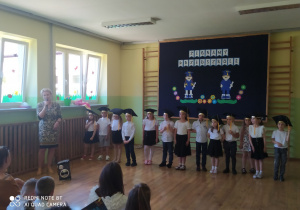 Przedszkolaki ustawione w rzędzie podczas występu