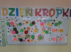 Galeria prac grupy 3, 4, 5 latków przedstawiająca wycięte z kolorowego papieru kropki różnych kolorów i rozmiarów