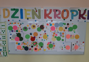 Galeria prac grupy 3, 4, 5 latków przedstawiająca wycięte z kolorowego papieru kropki różnych kolorów i rozmiarów