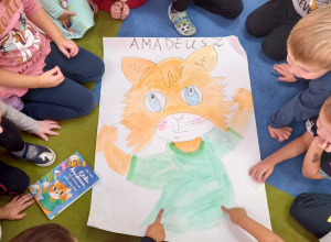Dzieci opowiadają o kocie Amadeuszu patrząc na plakat