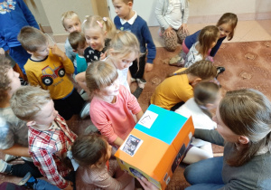 Dzieci rozpoznają za pomocą dotyku przedmioty umieszczone w magicznym pudełku.