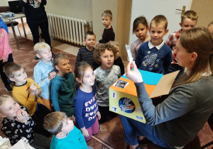 Dzieci rozpoznają za pomocą dotyku przedmioty umieszczone w magicznym pudełku - kolejne ujęcie.