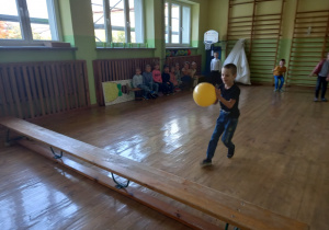 Chłopiec trzymający piłkę podczas gry w zbijaka