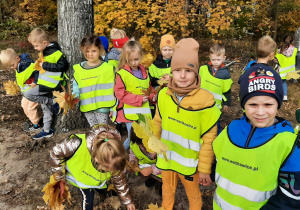 Dzieci pokazują bukiety z zebranych liści.