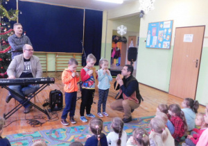 Dzieci grające na instrumentach razem z gościem