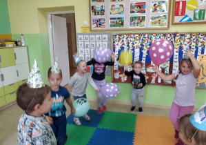 Zabawy dzieci z balonami przy muzyce.