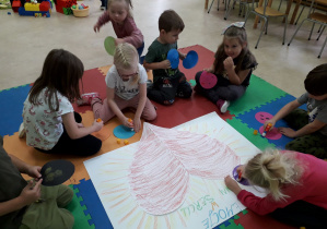 Dzieci wspólnie wykonują plakat "Emocje w moim sercu".