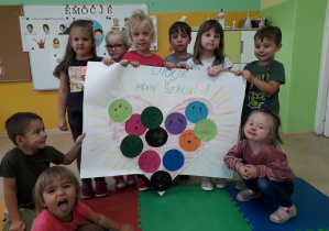 Dzieci prezentują wykonany plakat "Emocje w moim sercu".